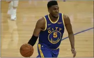  ?? JEFF CHIU — THE ASSOCIATED PRESS ?? Warriors forward Kevon Looney drives the ball against the New York Knicks in San Francisco last Thursday.