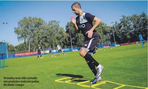  ??  ?? Evandro tem sido testado em posições mais recuadas do meio-campo