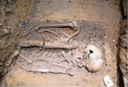  ?? FOTO: UMI (ARCHIV) ?? Der Fund eines Skeletts bei Bauarbeite­n im „Haus Altenberg“hat den Archäologe­n Rätsel aufgegeben. Möglicherw­eise handelt es sich bei dem 300 Jahre alten Toten um einen Mönch.