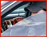  ??  ?? 2018 KRANK UND TRAURIG wirkt Lara Flynn Boyle, als sie über den Parkplatz läuft, um Whisky zu kaufen. Im Auto trinkt sie ihn sofort