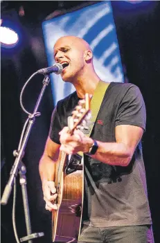  ?? RP-FOTO: ANNE ORTHEN ?? Milow performte seine größten Hits wie „Ayo“und „You don’t know“und erntete dafür stürmische­n Applaus.