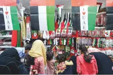  ?? Ahmed Ramzan/ Gulf News ?? Shops at Al Sadiq discount market in Sharjah do brisk business as expats shop for the UAE flag and accessorie­s.