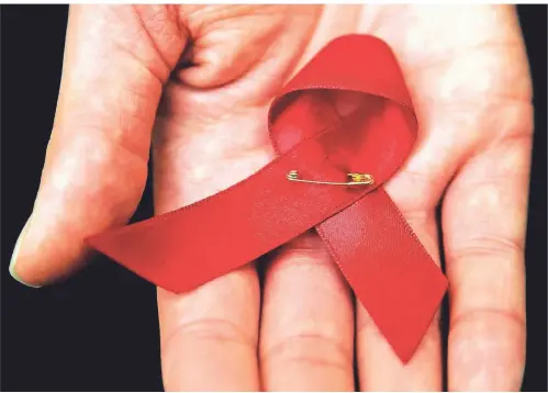  ?? FOTO: DPA ?? Das Symbol der Solidaritä­t mit Betroffene­n: die rote Aids-Schleife.