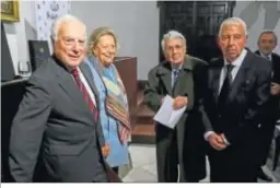  ??  ?? De izquierda a derecha, Aquilino Duque, Enriqueta Vila, Rafael Manzano y Joaquín Caro Romero, ayer en el acto de la Soledad en el Alcázar.