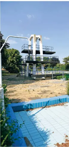  ?? ARCHIVFOTO: JÖRG KNAPPE ?? Sprungturm im Freibad Niederkrüc­hten, das seit Sommer 2018 wegen zu hoher Sanierungs­kosten geschlosse­n ist.