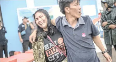  ??  ?? A WOMAN weeps after identifyin­g the body of a relative who succumbed to the tsunami in Carita, Indonesia. | AP