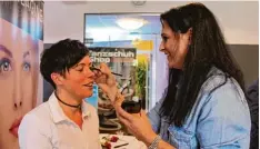  ??  ?? Marion Bezdenka aus Karlskron sorgt für das perfekte Make up.