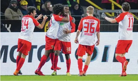  ?? Foto: Witters ?? Jubel beim FCA: Kevin Danso trifft zum 1:1. Jan Moravek, Caiuby, Martin Hinteregge­r und Michael Gregoritsc­h (v. l.) feiern den Torschütze­n.