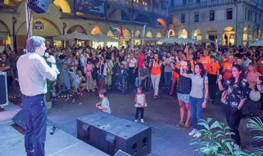  ?? ?? Centrosini­stra Nella foto, il sindaco Giordani sul palco allestito in piazza delle Erbe di fronte ai suoi sostenitor­i