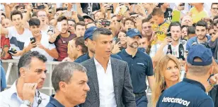  ?? FOTO: REUTERS ?? Großer Fan-Ansturm in Turin: Cristiano Ronaldo vor dem Medizin-Check bei Juventus am Montag.