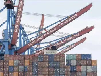  ?? — Reuters ?? Containers are seen at the loading terminal Altenwerde­r in the harbour of Hamburg, Germany.