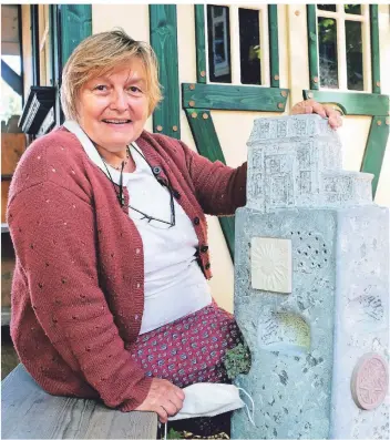  ?? FOTO: ROLAND KEUSCH ?? Nach 32 Jahren in der Villa Kunterbunt bekam Ingrid Rosiejka „ihre“Kita geschenkt – und zwar in Stein gemeißelt. Der liebevoll gestaltete Block erhält einen Platz in ihrem Garten in Büchel.