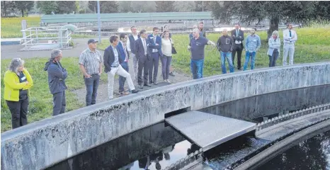  ?? FOTO: WALTER SCHMID ?? Klärmeiste­r Ulrich Schneider (Mitte) mit einer Stammtisch­ler-Gruppe an einer der acht Stufen für die Klärprozes­se.