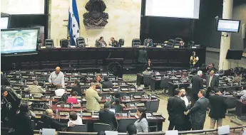  ??  ?? SESIÓN. El debate sobre este artículo ya quedó cerrado. Discusión del nuevo Código Penal sigue.