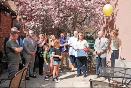  ?? LAUREN HALLIGAN — LHALLIGAN@DIGITALFIR­STMEDIA.COM ?? Owner Susie Carrk speaks at a ribbon cutting ceremony for McAddy’s Pub in downtown Troy.