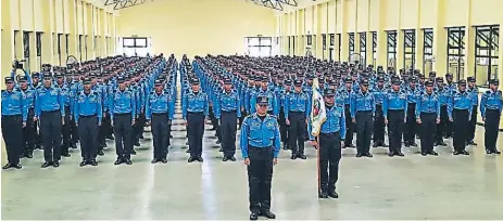  ??  ?? TÉCNICOS. Los graduandos prometiero­n cumplir fielmente la ley. Fueron 334 policías regulares culminaron su proceso de formación.