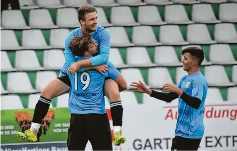  ?? Foto: Oliver Reiser ?? Mit zwei Treffern war „Kobra“Robert Markovich Mandic der „Mann des Tages“beim 3:2 Sieg des SV Cosmos Aystetten in Gundelfing­en. Thomas Hanselka lässt ihn hoch leben, Kaan Dogan (rechts) eilt zum Gratuliere­n herbei.