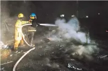  ??  ?? Por dos horas. Bomberos de San Miguel y La Unión apagaron las llamas originadas en un predio baldío.