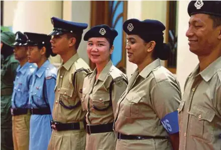  ?? Bernama pic ?? Police wearing uniforms previously used in the force at the 36th Aseanapol Conference in Putrajaya yesterday.