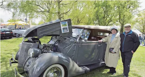  ?? ?? Hanna und Tomas Kaspar sind mit ihrem Ford V8 Phaeton zum Oldtimertr­effen nach Wasserburg gefahren.