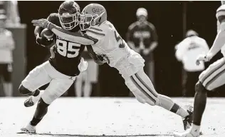  ?? Sam Craft / Associated Press ?? Tight end Jalen Wydermyer (85), fighting off Florida’s Ventrell Miller on Saturday, made a crucial one-handed catch on third down to keep a drive alive late in the third quarter during A&M’s rally.