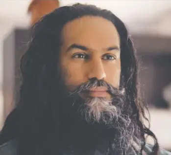  ?? NDP / YOUTUBE ?? NDP Leader Jagmeet Singh is shown with his hair down in a French-language campaign ad released on Tuesday.