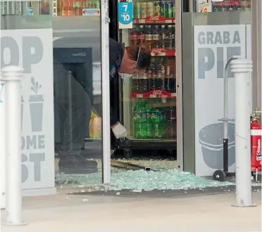  ?? PHOTO: TOM LEE/STUFF ?? Thieves smahed through the doors of this Dinsdale service station to steal cigarettes (file photo).