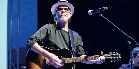  ??  ?? Sul palco Francesco De Gregori è stato intervista­to dal direttore del «Corriere della Sera» Luciano Fontana e dal giornalist­a Pasquale Elia