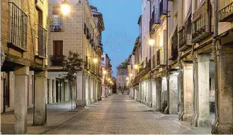  ??  ?? Abajo a la izquierda, casco histórico de Alcalá de Henares y, a la derecha, interior del Hayedo de Montejo