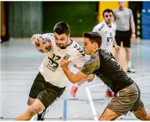  ?? Foto: Oliver Vogel ?? Das war wichtig: Die TSG Giengen (am Ball Benedikt Grötchen) schlug den direkten Konkurrent­en Heubach.