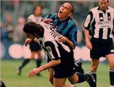  ??  ?? Lo scontro in area Iuliano-Ronaldo in Juventus-Inter del 1998