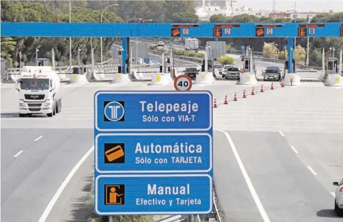  ??  ?? Control del peaje de la autopista Sevilla-Cádiz, a la altura de Las Cabezas de San Juan