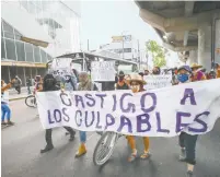  ??  ?? Un grupo de inconforme­s encabezado por mujeres protestó para exigir justicia por el desplome de la Línea 12.