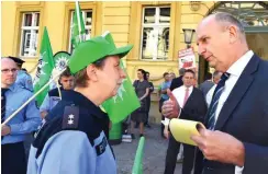  ?? Foto: dpa/Bernd Settnik ?? Woidke spricht am Nikolaisaa­l mit protestier­enden Polizisten.