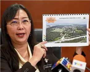  ?? — Bernama ?? Land sale concerns: Kok holding up a graphic about the sale of MRB land in Sungai Buloh during a press conference at her ministry in Putrajaya.