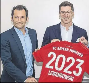  ?? Foto: fc bayern ?? Salihamidz­ic y Lewandowsk­i, tras la última renovación del polaco