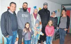  ?? FOTO: CARITAS ?? Freuen sich mit Eltern und Kindern über das neue Spielzimme­r im ehemaligen Altenheim in Aulendorf (von links): Stefan Fischer (Caritas), Marc Tondorf (Street Beards Social Crew), Carina Kohn und Mark Kerler sowie Olivia Lipp (Caritas, rechts).