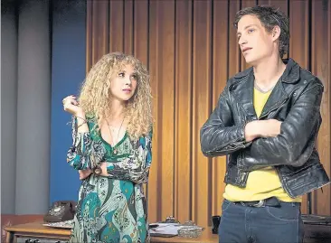  ?? [ Sky] ?? Die Assistenti­n entdeckt den nihilistis­chen Punk: Juno Temple mit James Jagger.