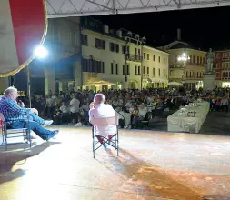  ?? (Biasioli) ?? Kermesse amara Il «terzo tempo» in piazza. A lato: sopra il presidente rossoblù Azzi che premia Mauro Quaglio, sotto il sindaco Bergamin