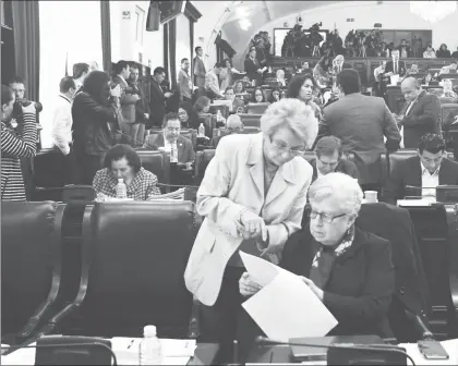  ??  ?? Las diputadas constituye­ntes Olga Sánchez Cordero y Clara Jusidman, durante la sesión de ayer de la Asamblea Constituye­nte ■ Foto Yazmín Ortega Cortés