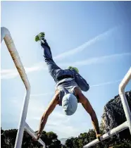  ??  ?? Un frame di Linea Retta, il film di Yuri Pirondi e Inês von Bonhorst, un racconto di Milano e Palermo attraverso il parkour