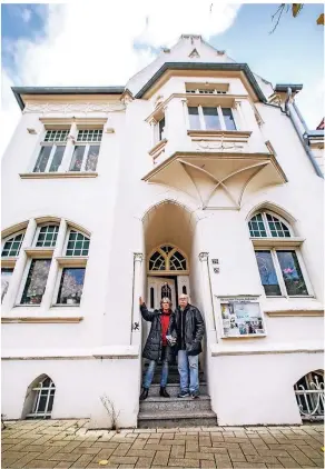  ?? FOTO: MELANIE ZANIN ?? Das Jugendstil­gebäude an der Hochstraße steht unter Denkmalsch­utz. Inge Broska und Hans-jörg Tauchert wollen eine Stiftung für ihr Hausmuseum gründen.