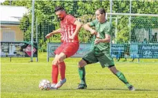  ?? FOTO: ALEXANDER HOTH ?? Der SV Baindt (li.) und der TSV Meckenbeur­en (re.) gehören aktuell zu den Top Fünf der Fußball-Bezirkslig­a.