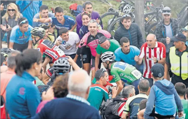  ??  ?? PRIMERO Y SEGUNDO. Simon Yates y Alejandro Valverde, mezclados entre el numeroso público que se agolpó en las cunetas del Balcón de Bizkaia. El murciano apretó al líder.