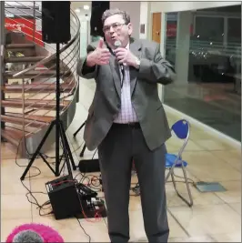  ??  ?? Gerry O’Callaghan of Mallow Speak easy Toastmaste­rs entertaini­ng his audience at the Kanturk Festival last week.