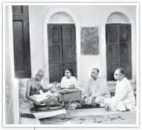  ?? ALAMY STOCK PHOTO/ DINODIA PHOTOS ?? Gandhi with Hindutva icon Syama Prasad Mookerjee, New Delhi, 1946.