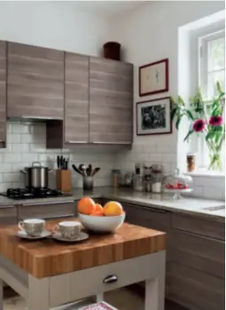  ??  ?? Anna erweiterte die Küche um einen Küchenbloc­k: „Ich brauche immer viel Arbeitsflä­che zum Vorbereite­n und Kochen.“