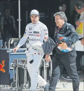  ?? FOTO: AP ?? Fernando Alonso, por el paddock de Las Américas durante el sábado de ‘qualy’