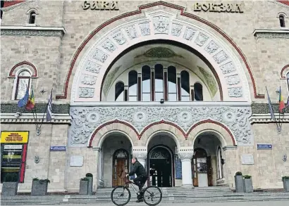  ?? ANDREEA CAMPEANU / GETTY ?? Un vecino, en bicicleta por Chisinau, la capital Moldava, donde el miedo a la guerra se ha disparado