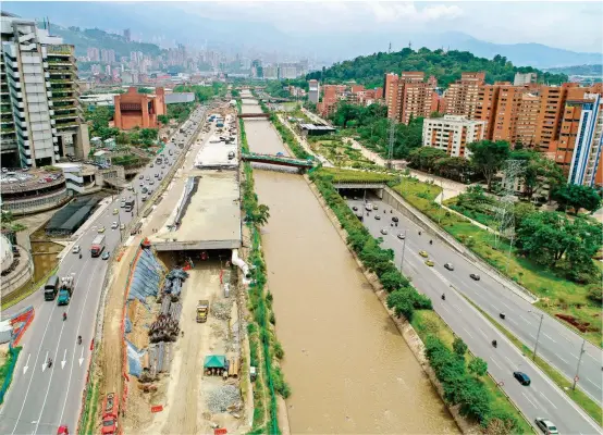  ??  ?? Recorrimos el megaproyec­to Parques del Río, que cuesta $260.000 millones. Frentes de excavación del soterrado de la margen oriental se conectarán en diciembre, mientras que el tráfico vehicular se habilitará dos meses después. Así va la obra.